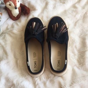 Tom’s tennis shoe/mule